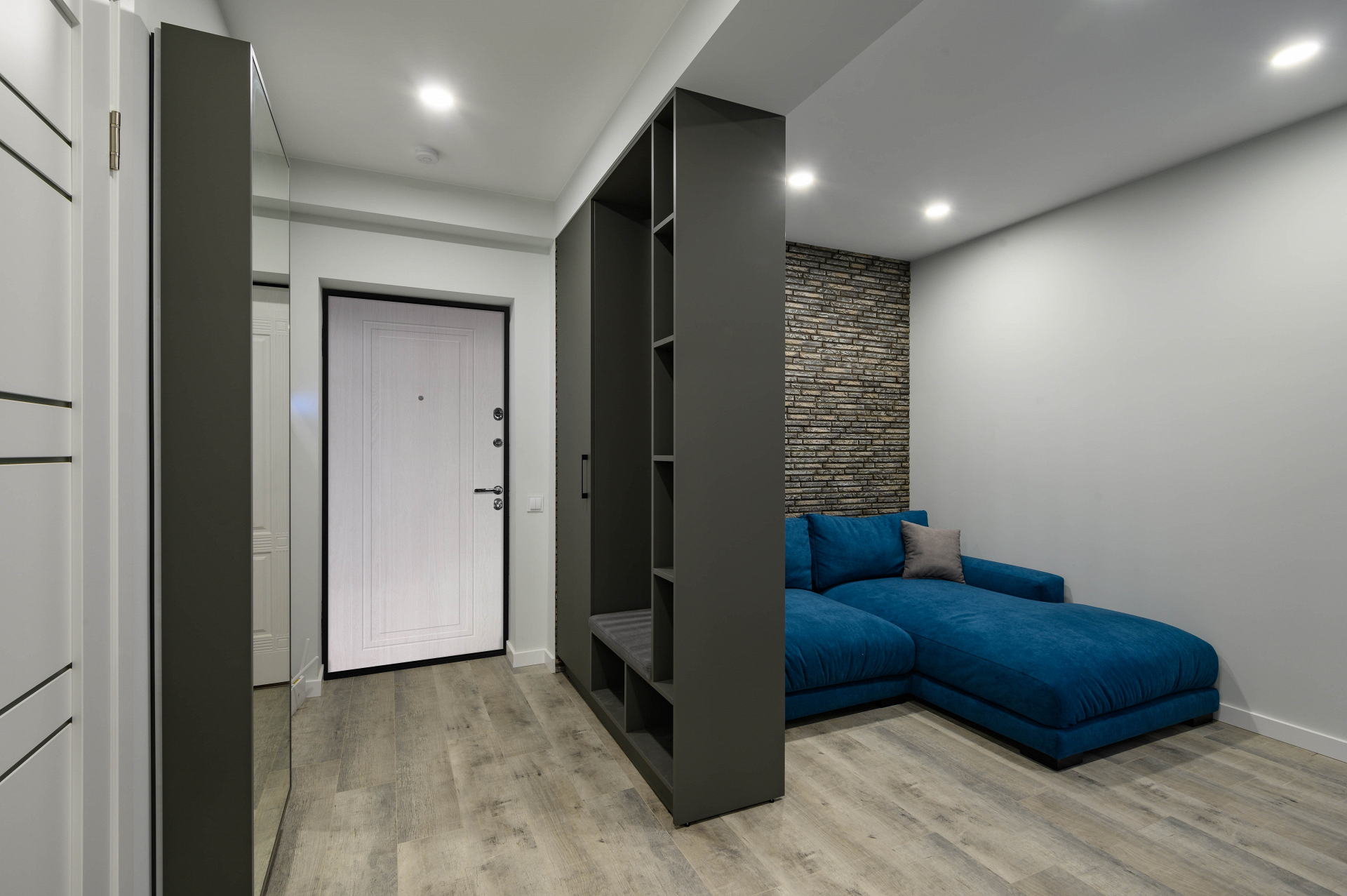 Светлая входная дверь в квартиру