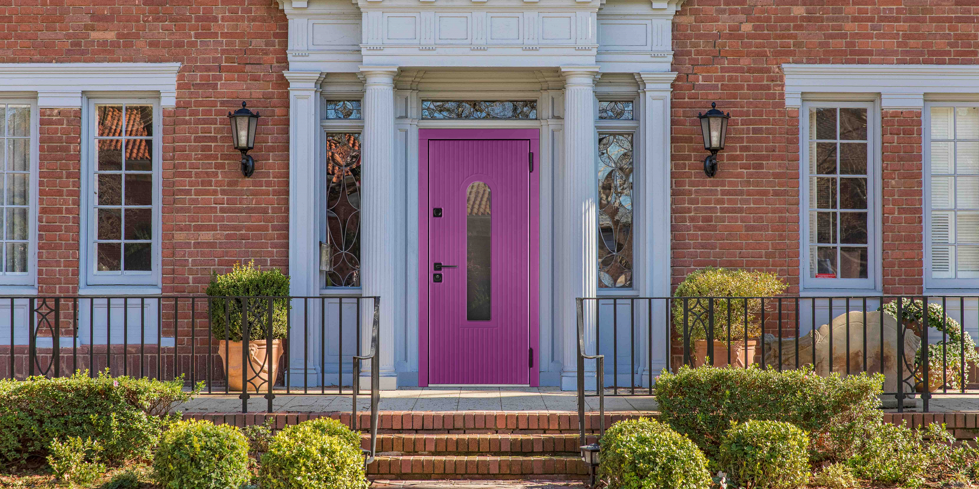 Яркая входная дверь в дом