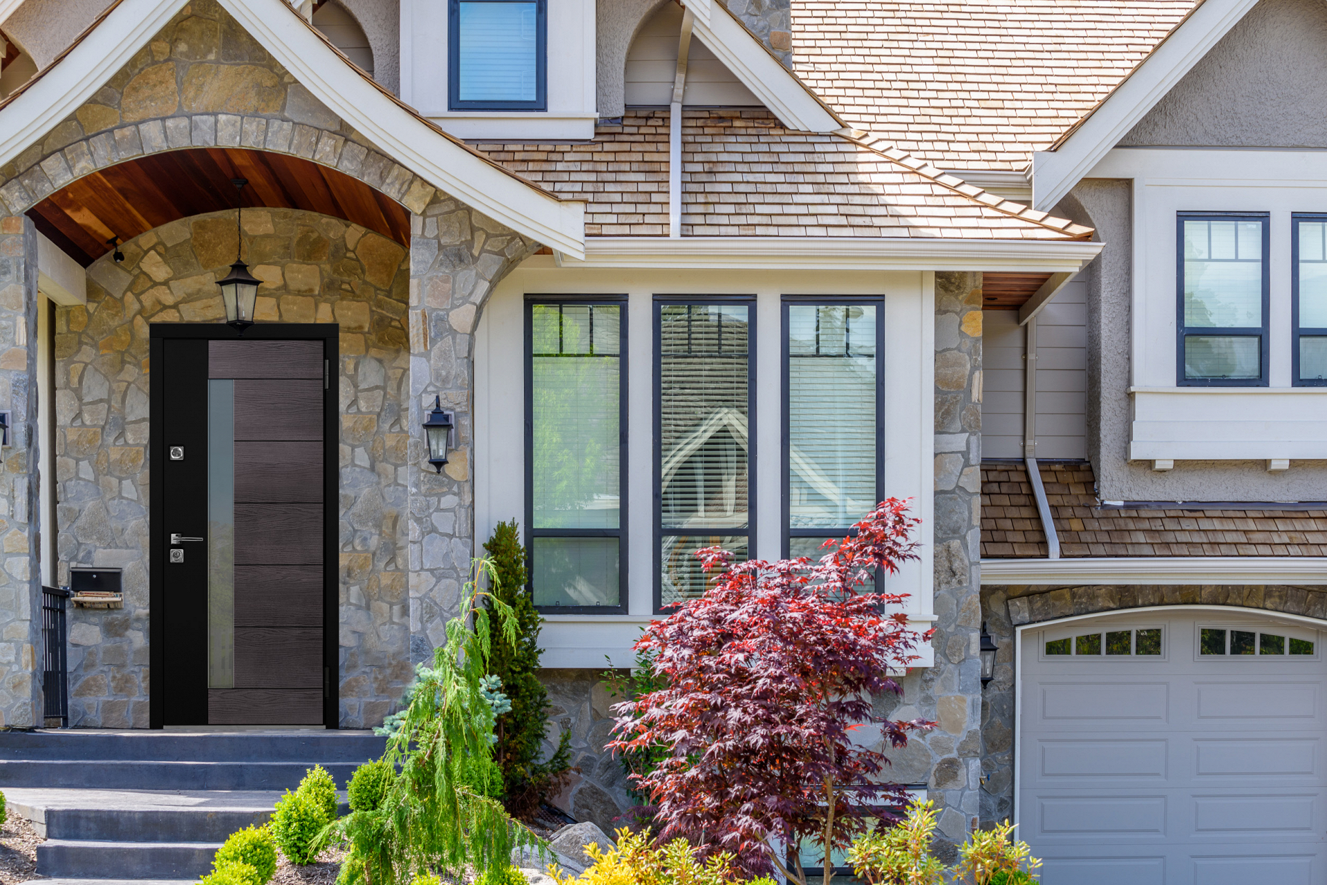 Входная дверь в дом с отделкой из дерева