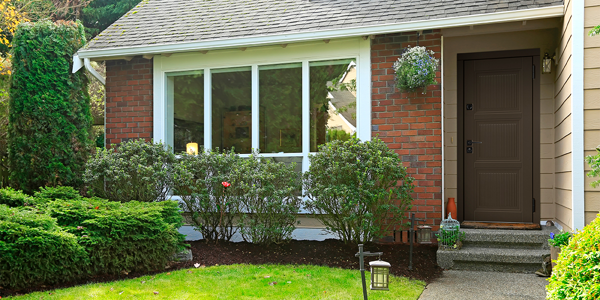 Коричневая входная дверь в дом