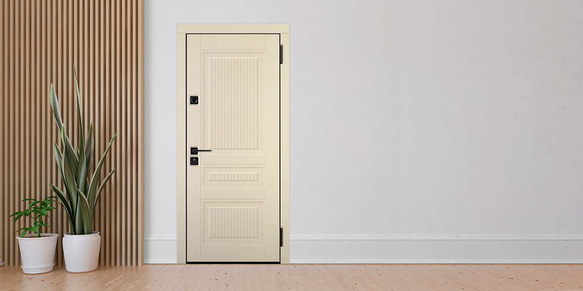 Светлая входная дверь в квартиру