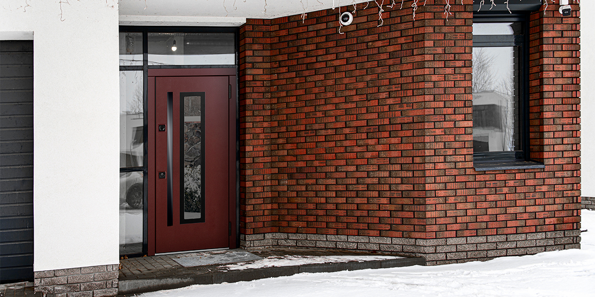 Входная дверь с окном в дом