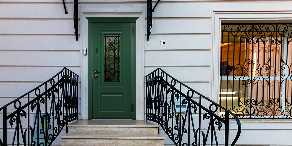 Зеленая входная дверь в дом