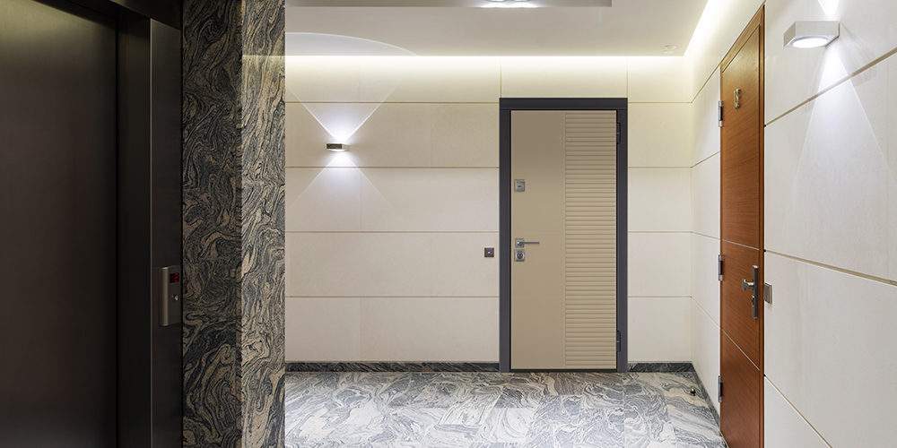 Входная дверь в квартиру цвета капучино