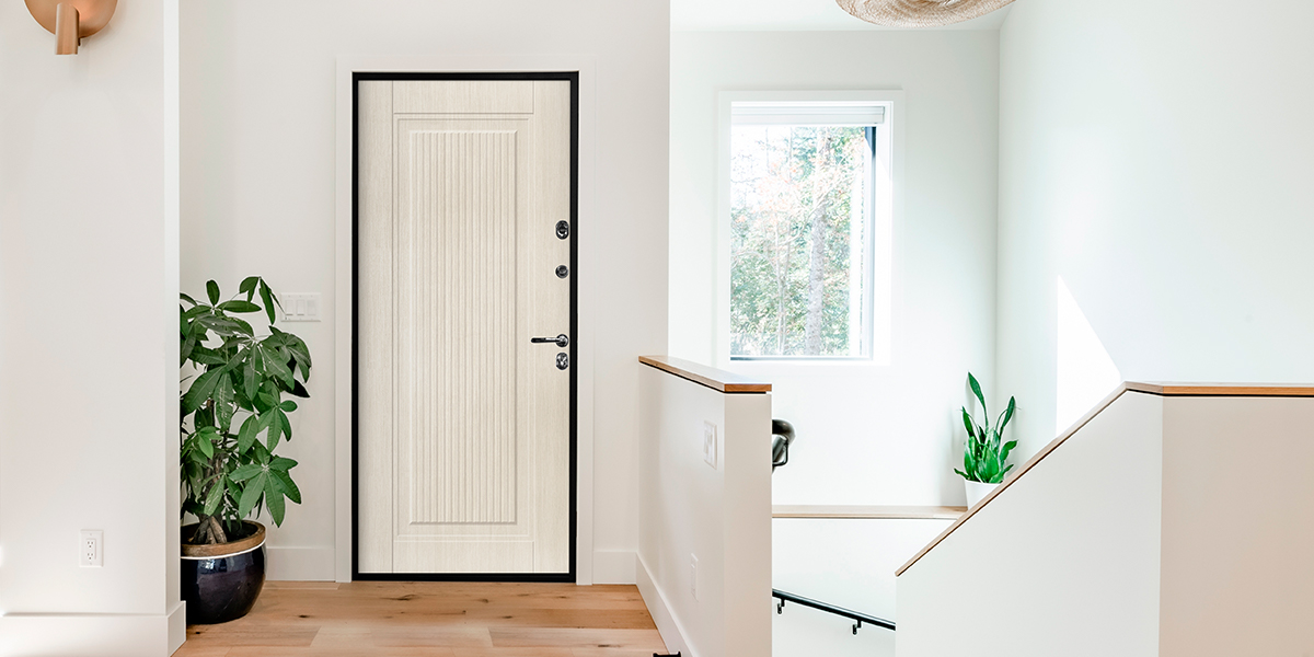 Светлая входная дверь в квартиру