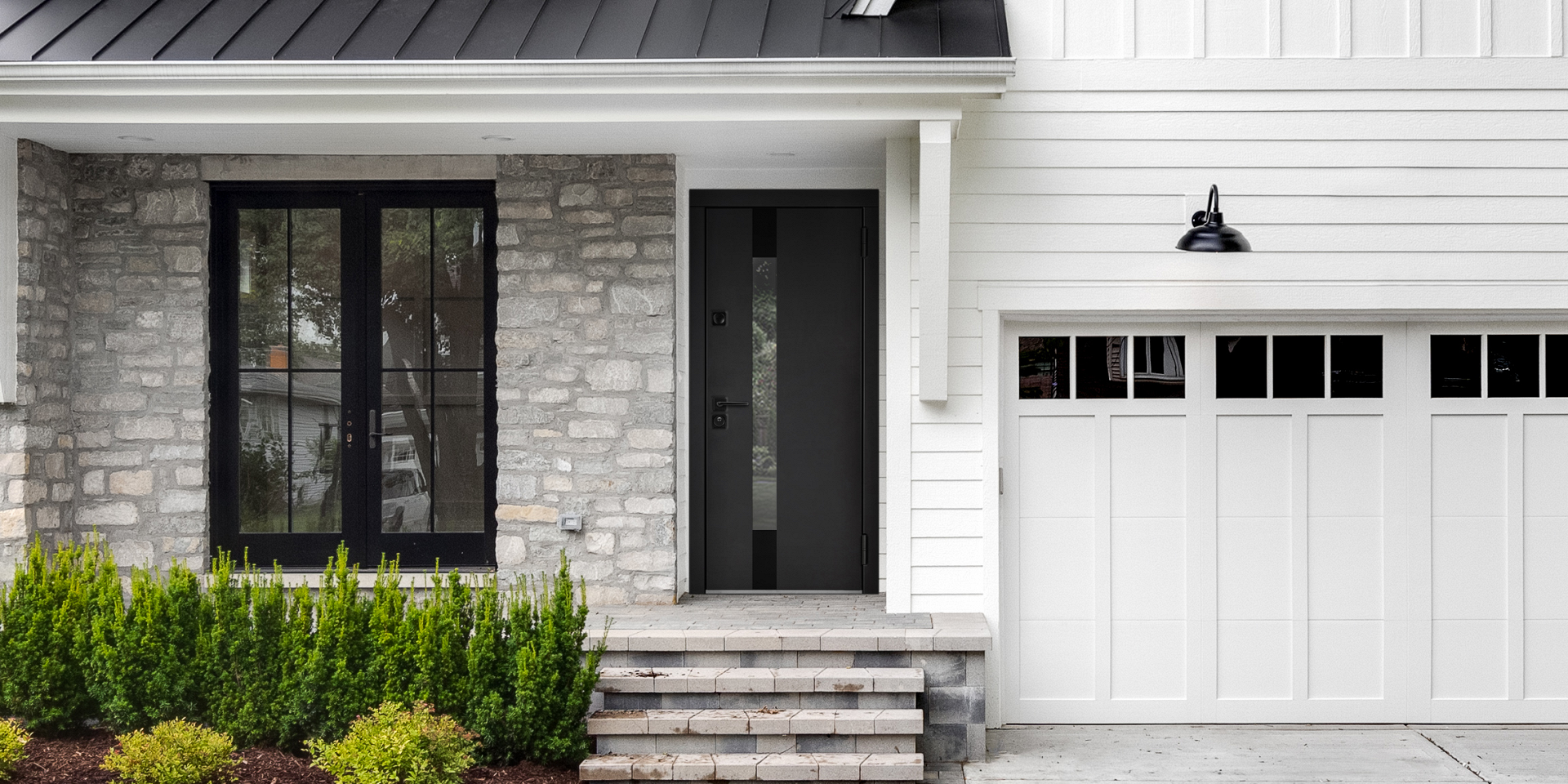 Серая входная дверь в дом