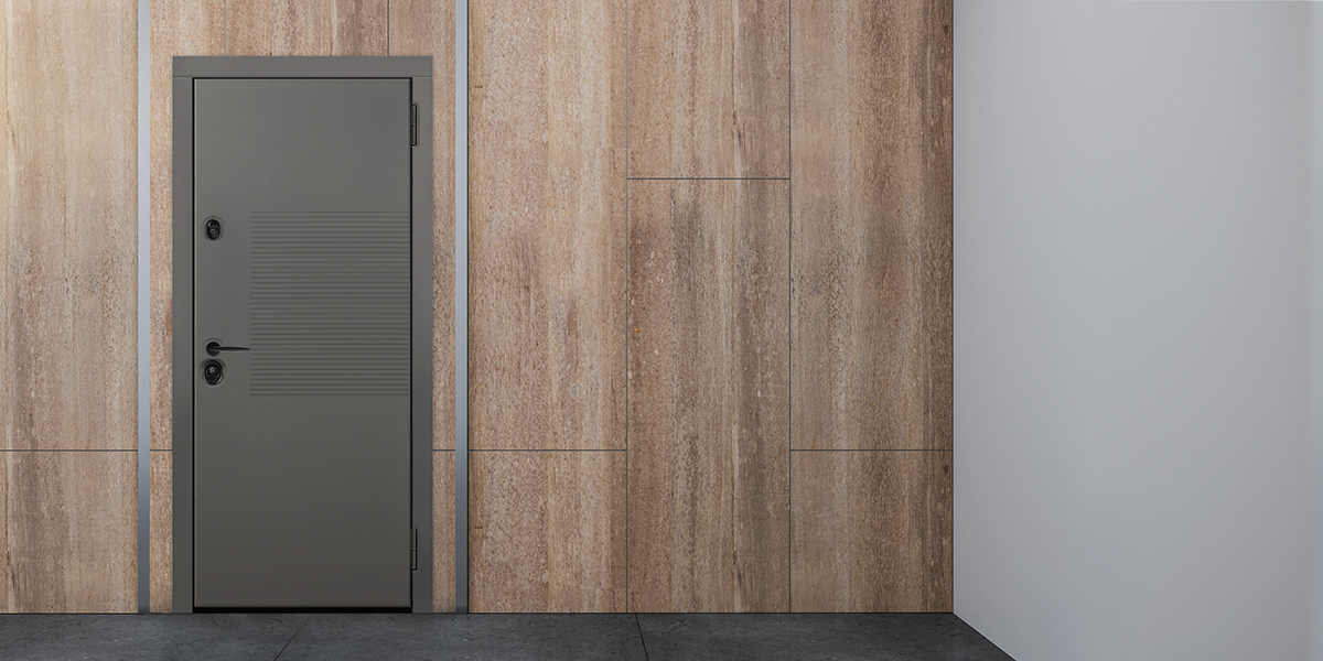 Дверь с черной фурнитурой в квартиру