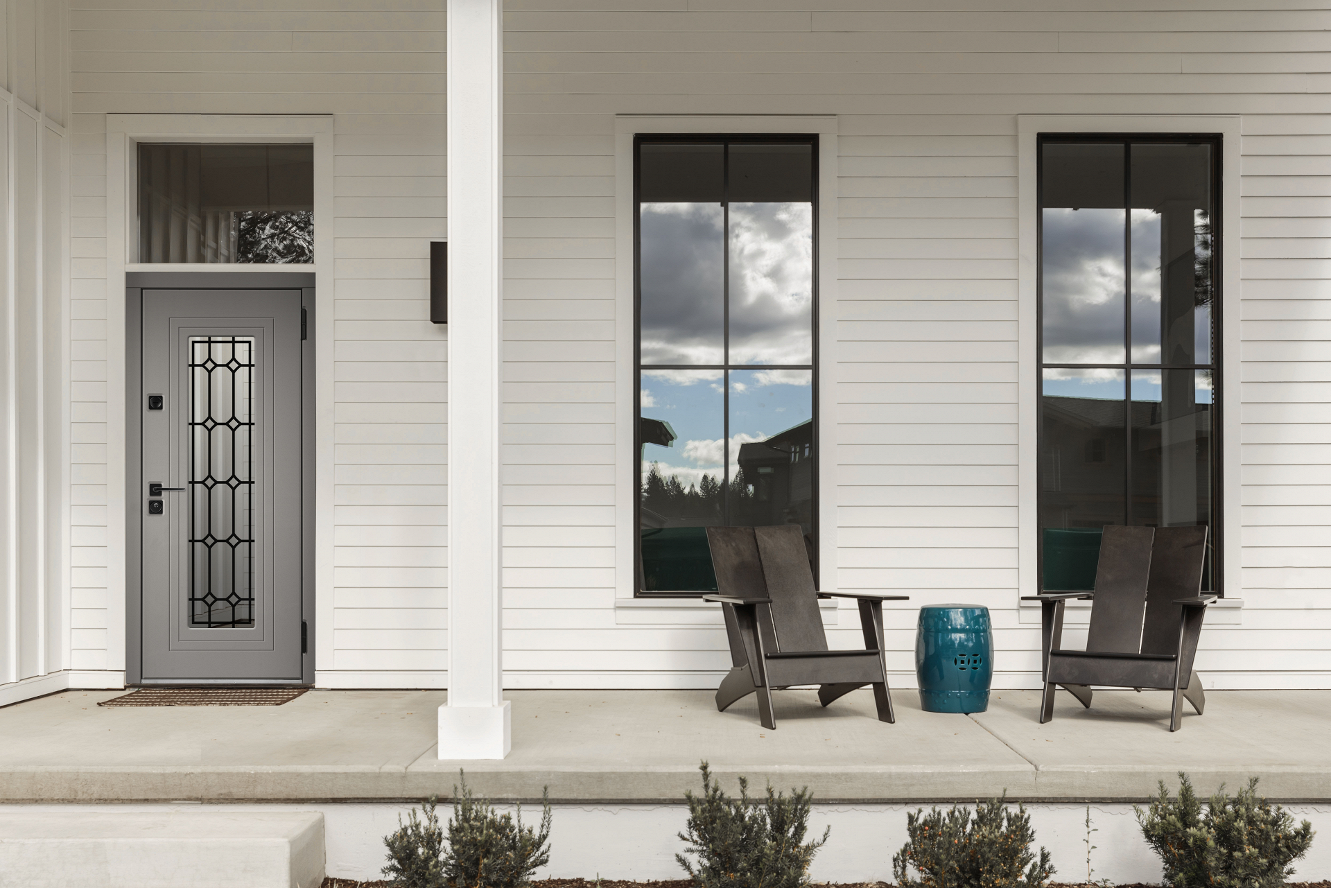 Серая дверь в дом