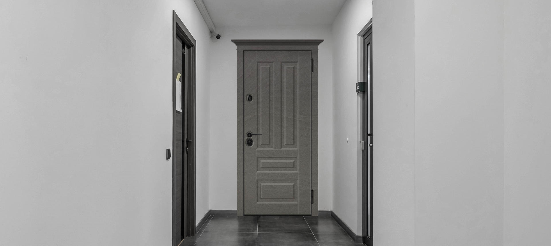 Входная дверь с отделкой под камень