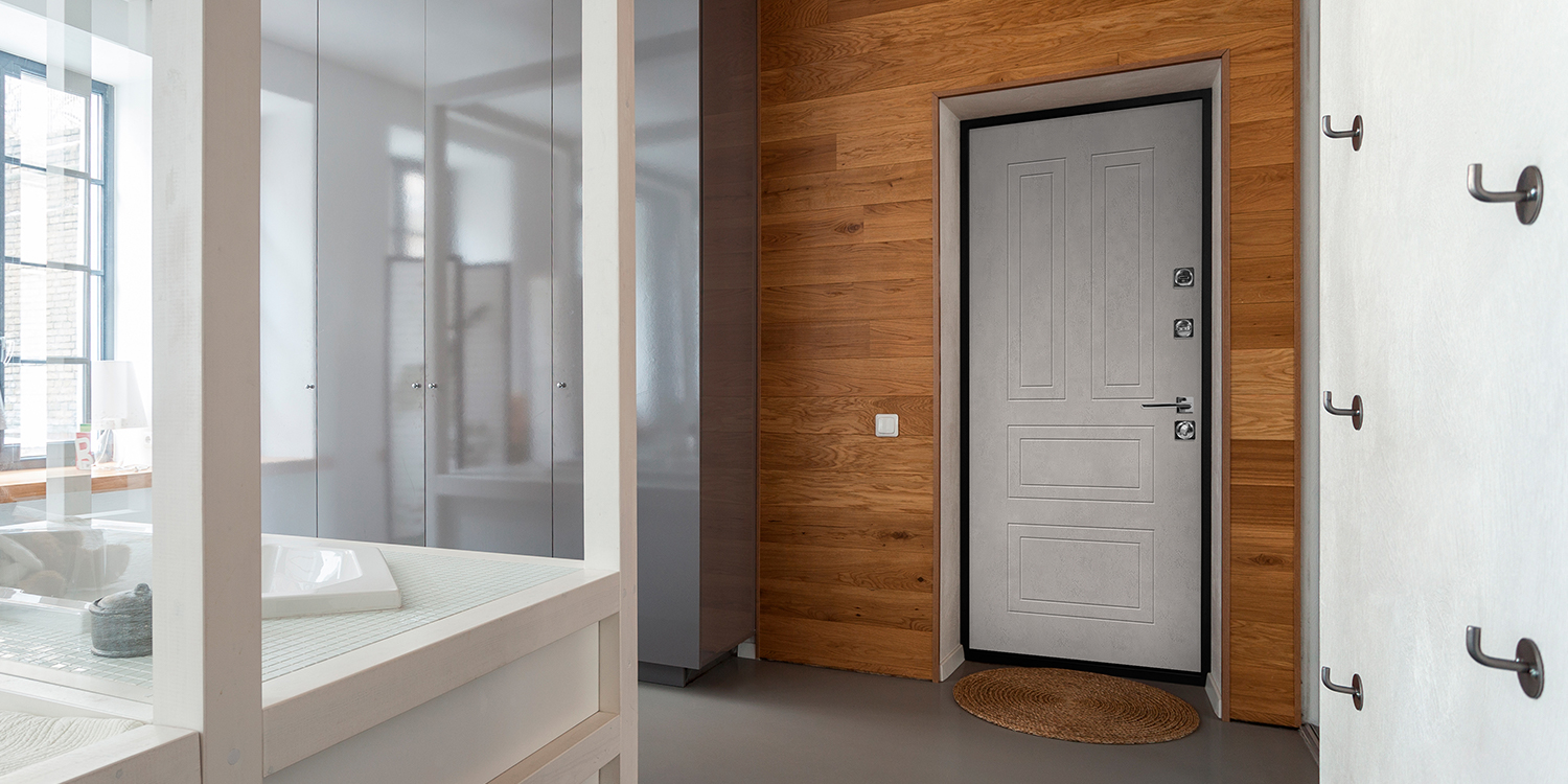 Серая входная дверь в квартиру