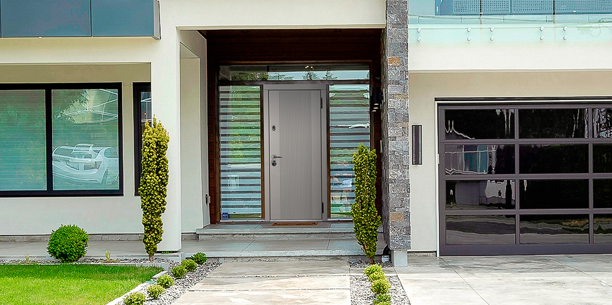 Светло-серая входная дверь в дом