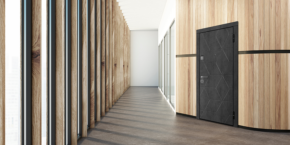 Серая входная дверь в квартиру