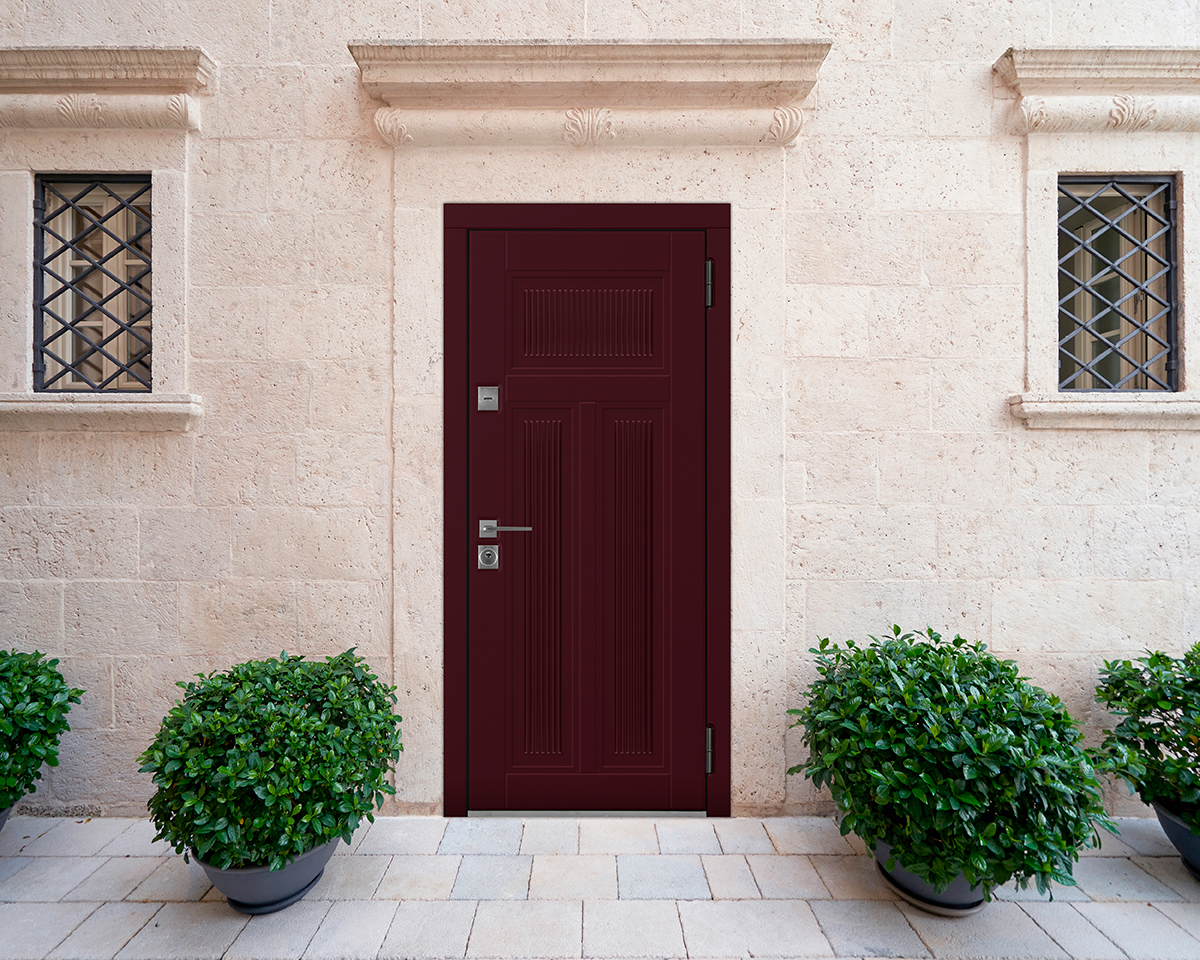 Яркая входная дверь в дом