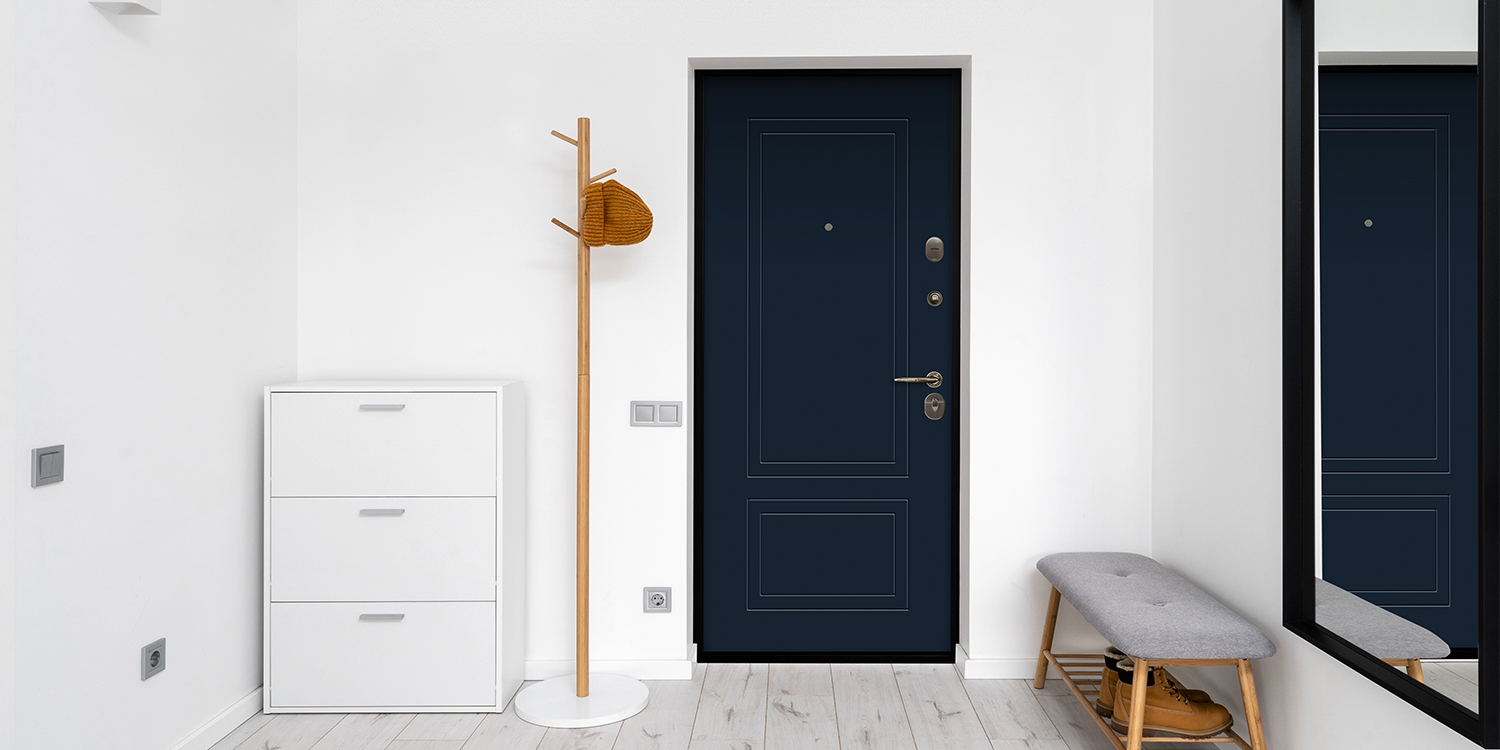 Темно-синяя входная дверь в квартиру