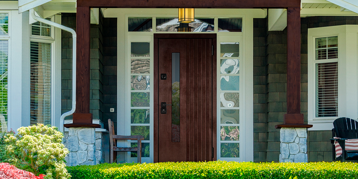 Входная дверь с баффелями из натурального дерева