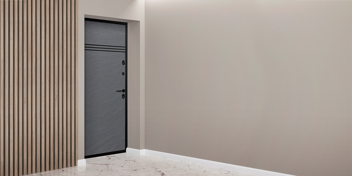Серая входная дверь в квартиру