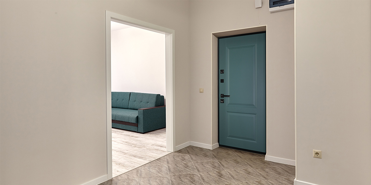 Яркая входная дверь в квартиру с черной фурнитурой