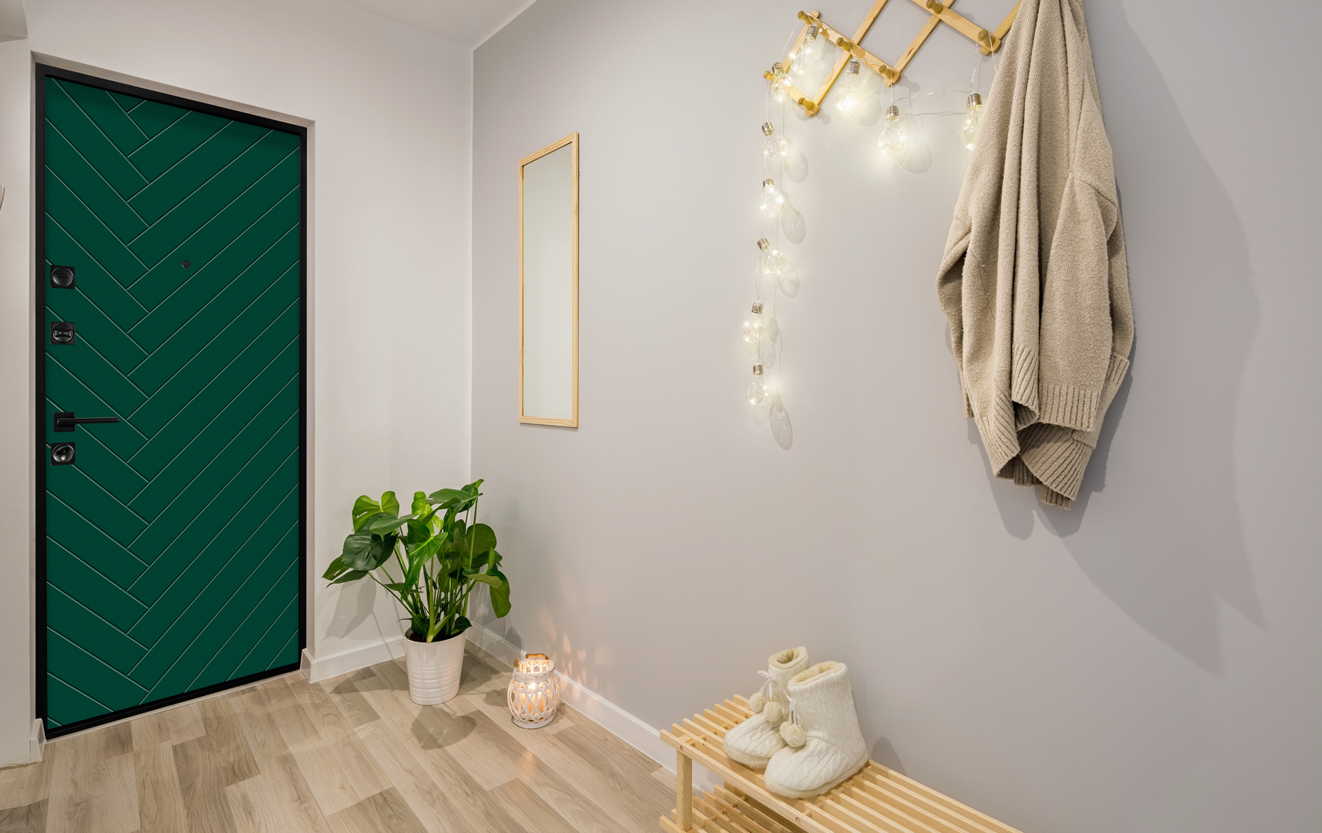 Входная дверь «Амаретти» для квартиры в насыщенном цвете, выполненная по индивидуальному заказу