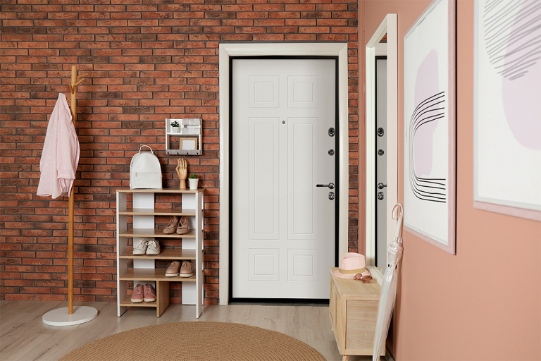 Белая входная дверь в квартиру