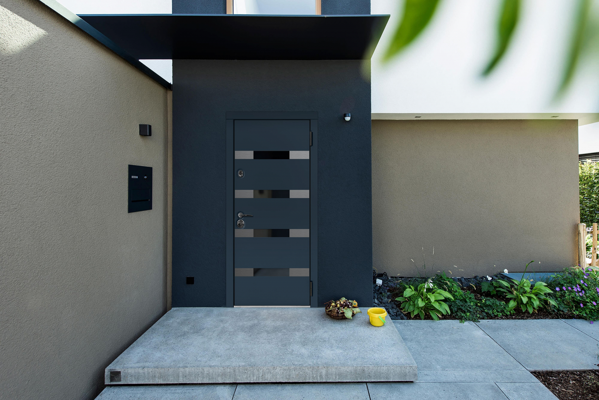 Входная дверь с окном в дом