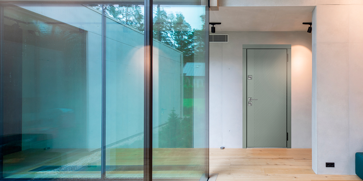 Светлая входная дверь в дом