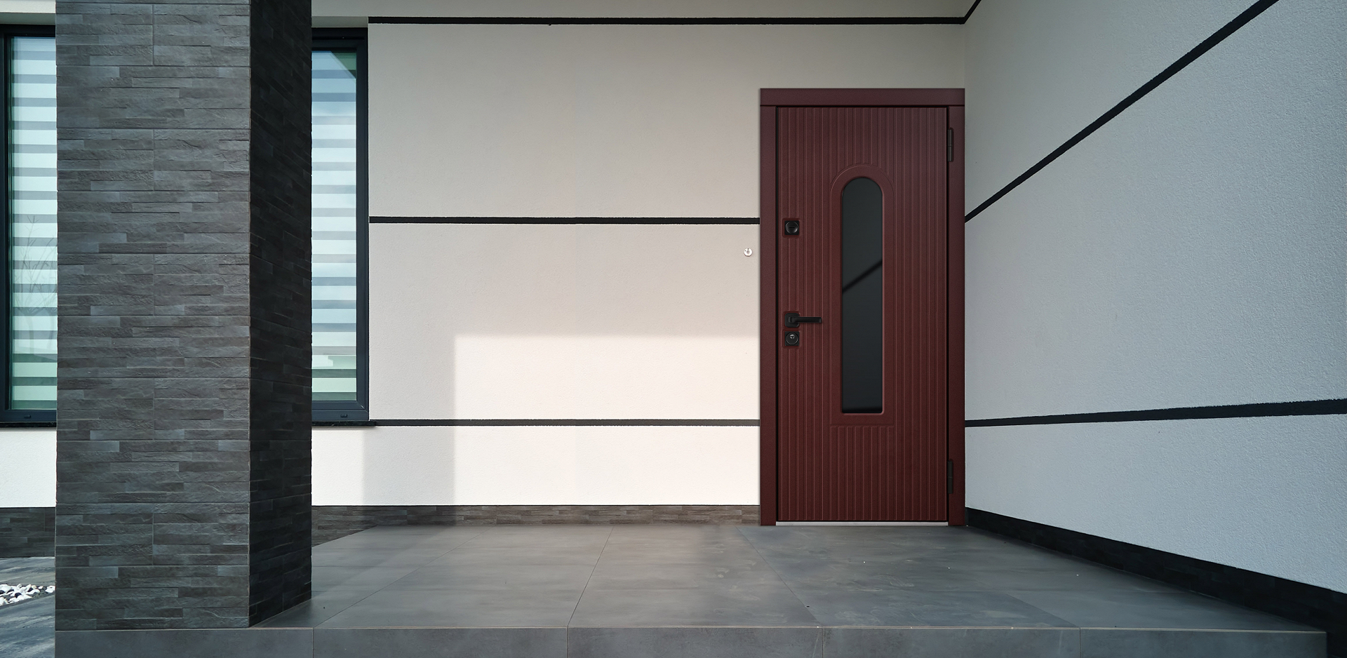 Входная дверь с окном в дом