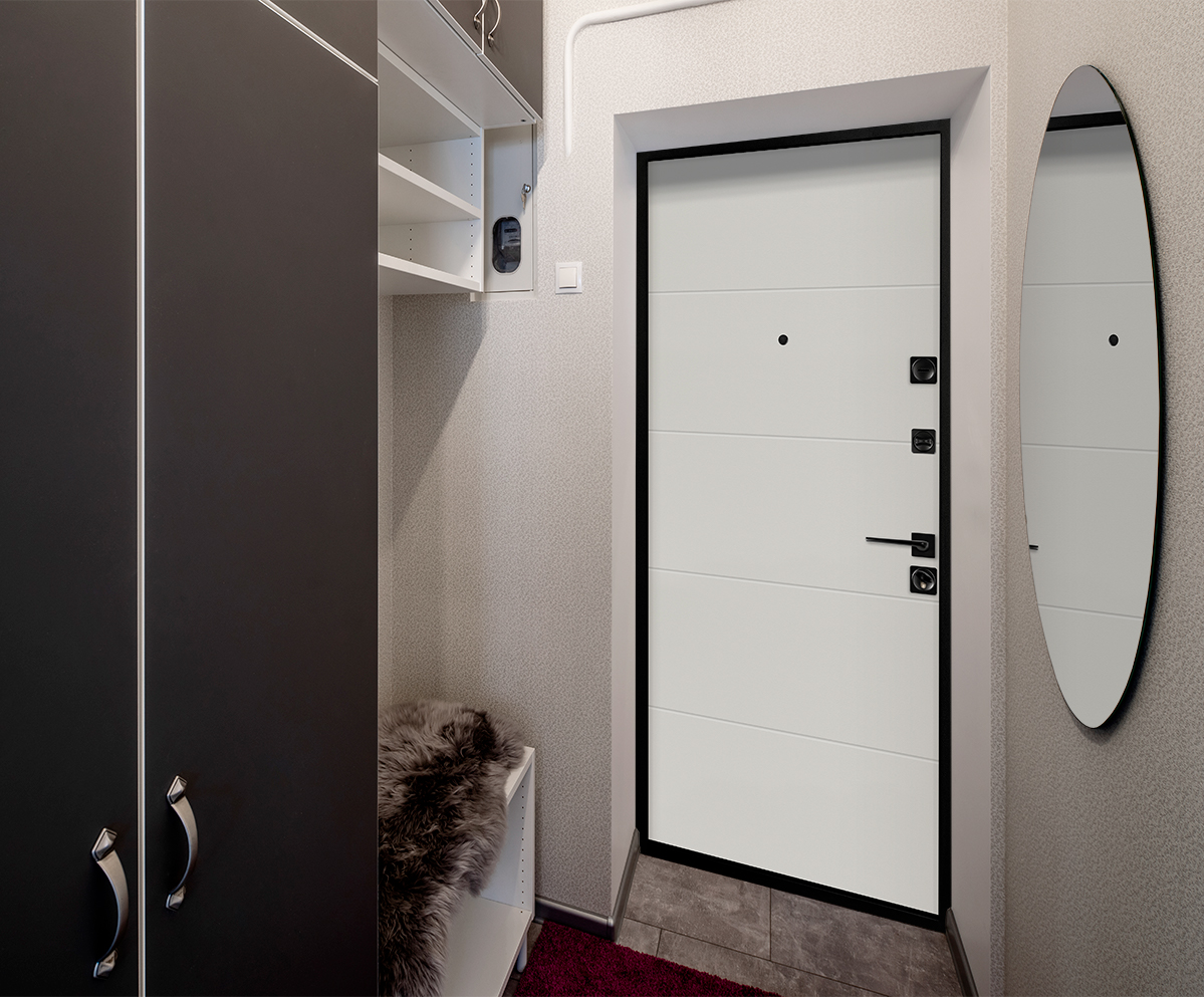 Белая входная дверь в интерьере