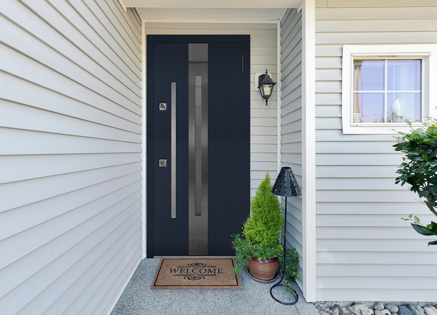 Темно-синяя дверь в дом с ручкой-рейлингом