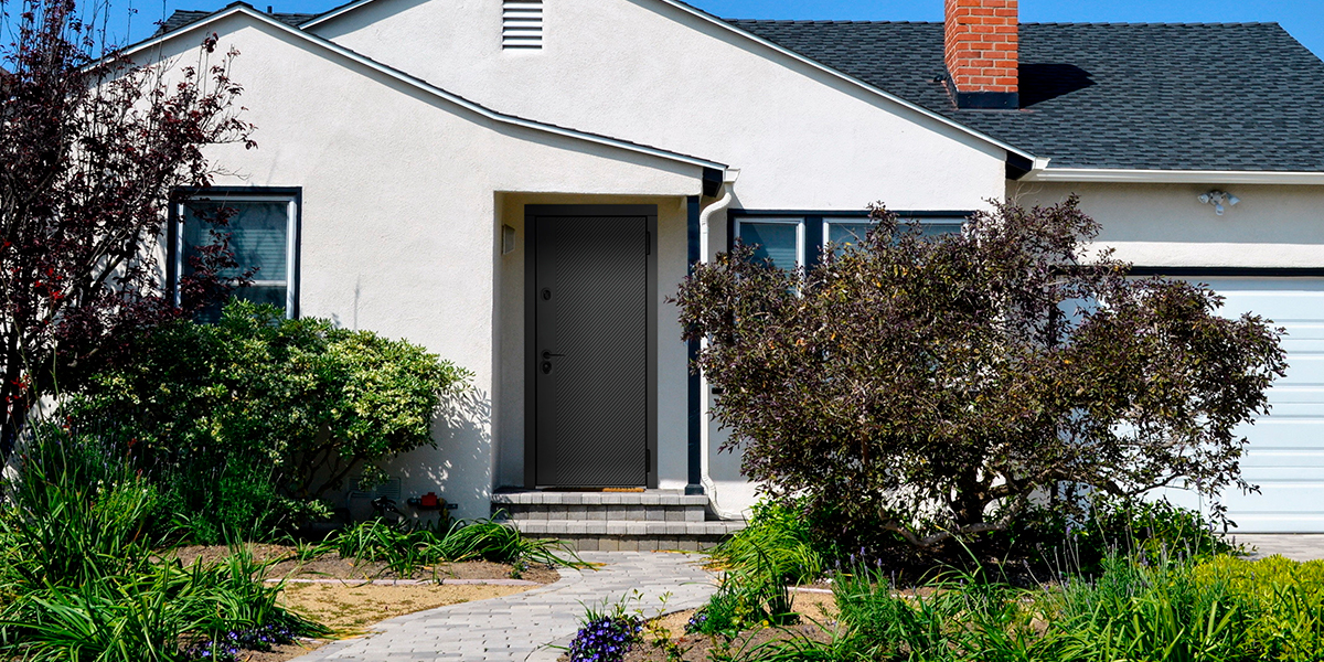 Темно-серая входная дверь в дом