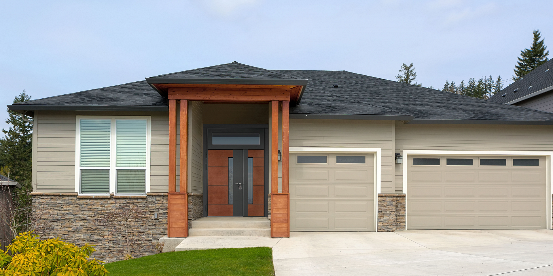 Входная дверь с отделкой из дерева