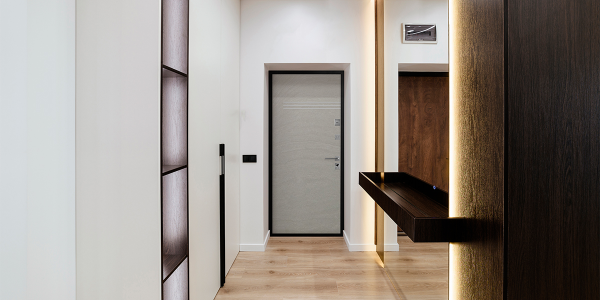 Бежевая входная дверь в квартиру