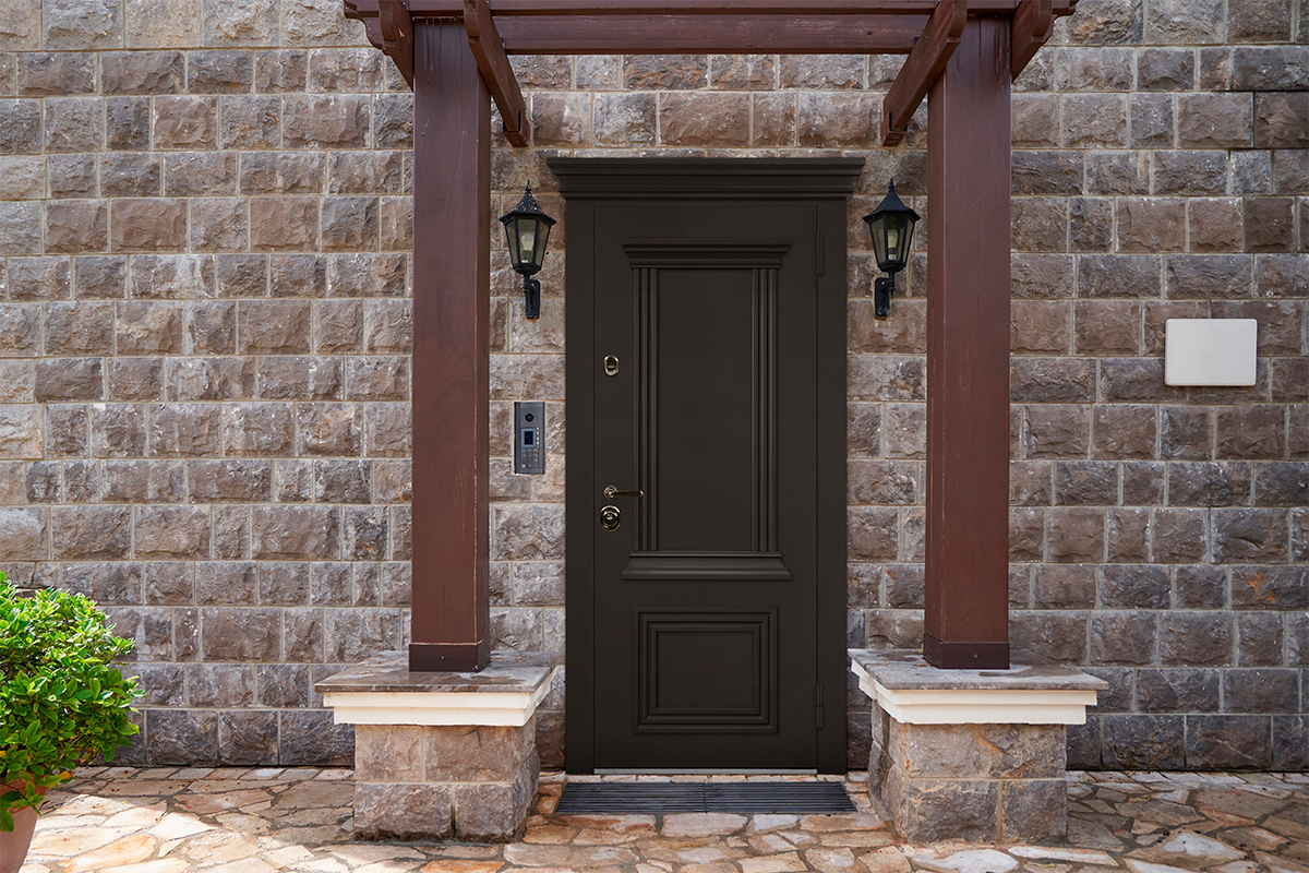 Коричневая входная дверь в дом