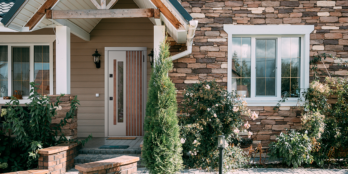 Светлая входная дверь с баффелями