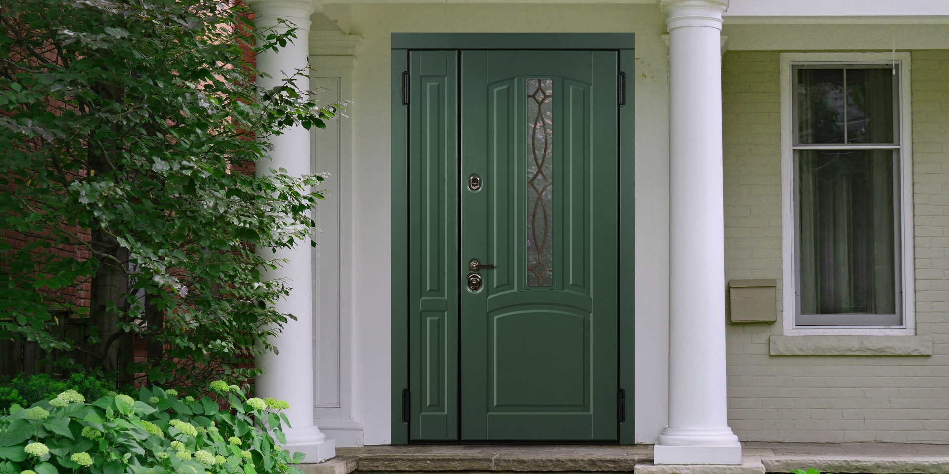 Зеленая входная дверь для широкого проема