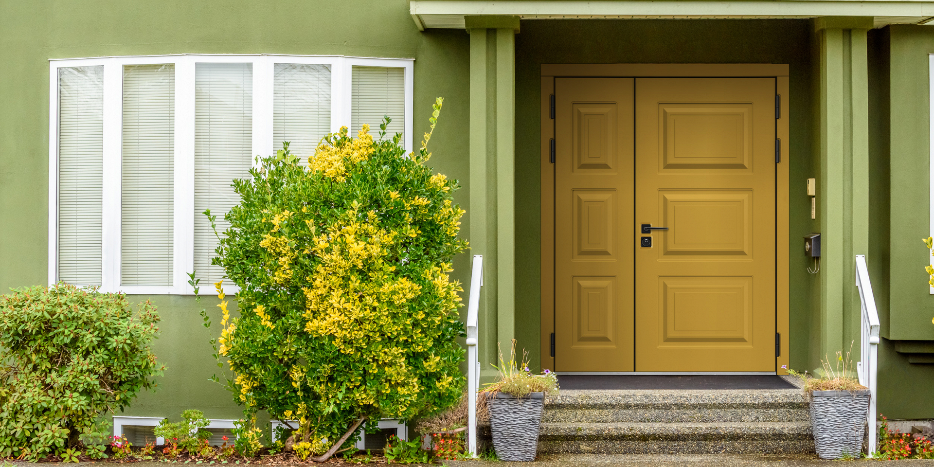 Желтая входная дверь в дом