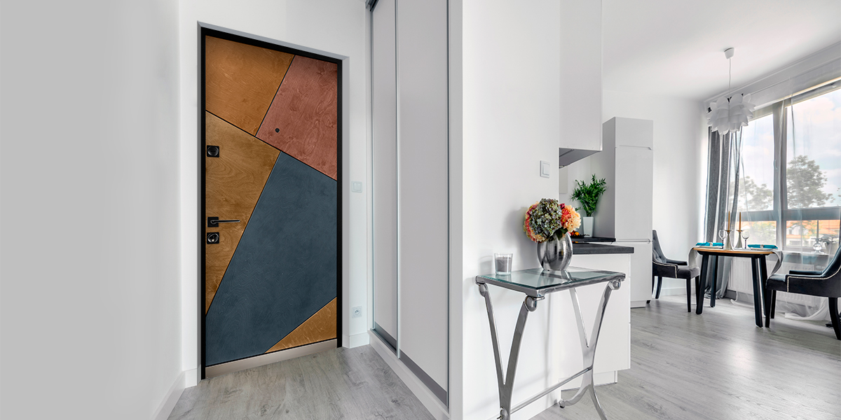 Входная дверь в квартиру с отделкой из дерева