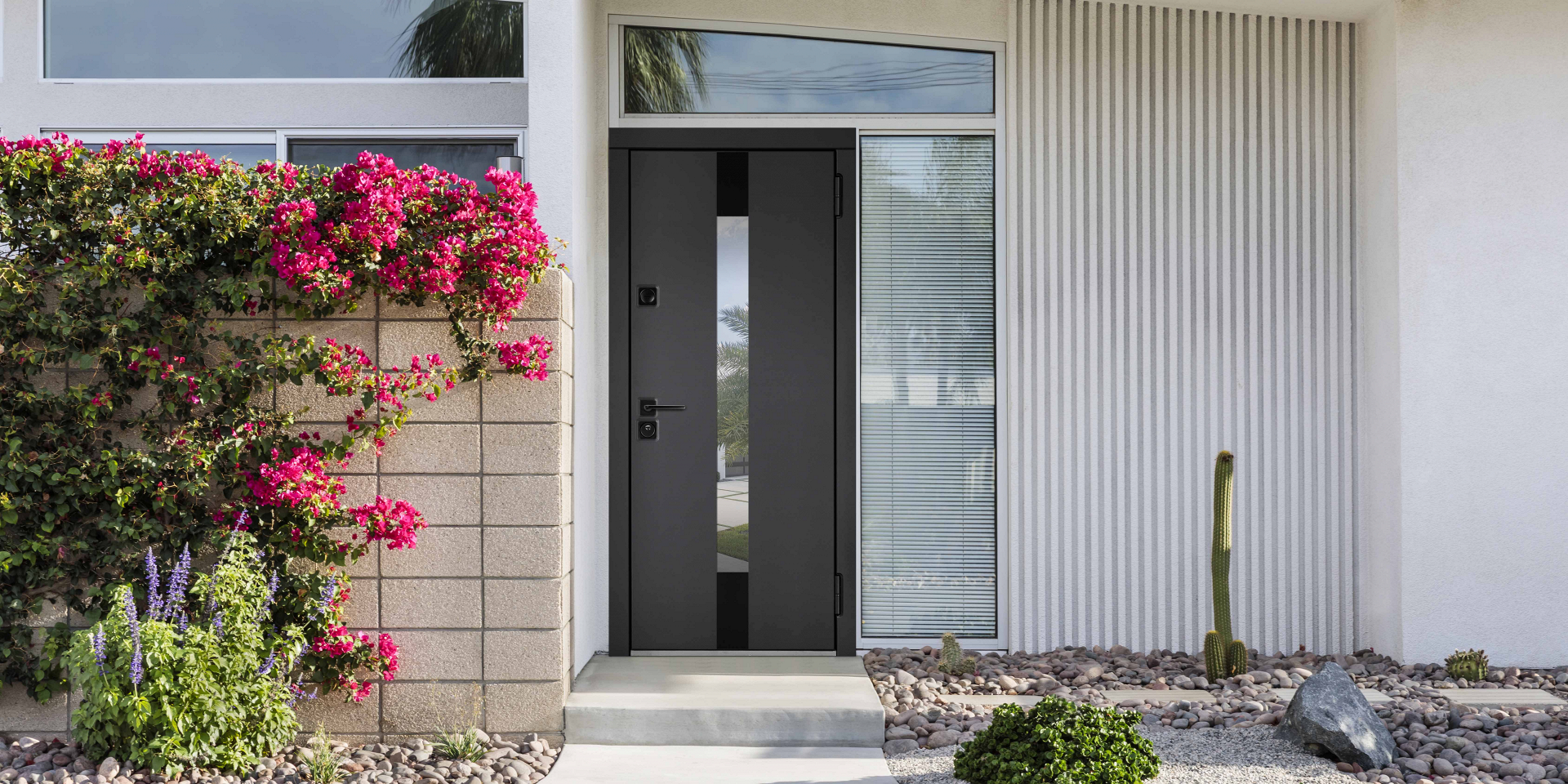 Серая входная дверь в дом