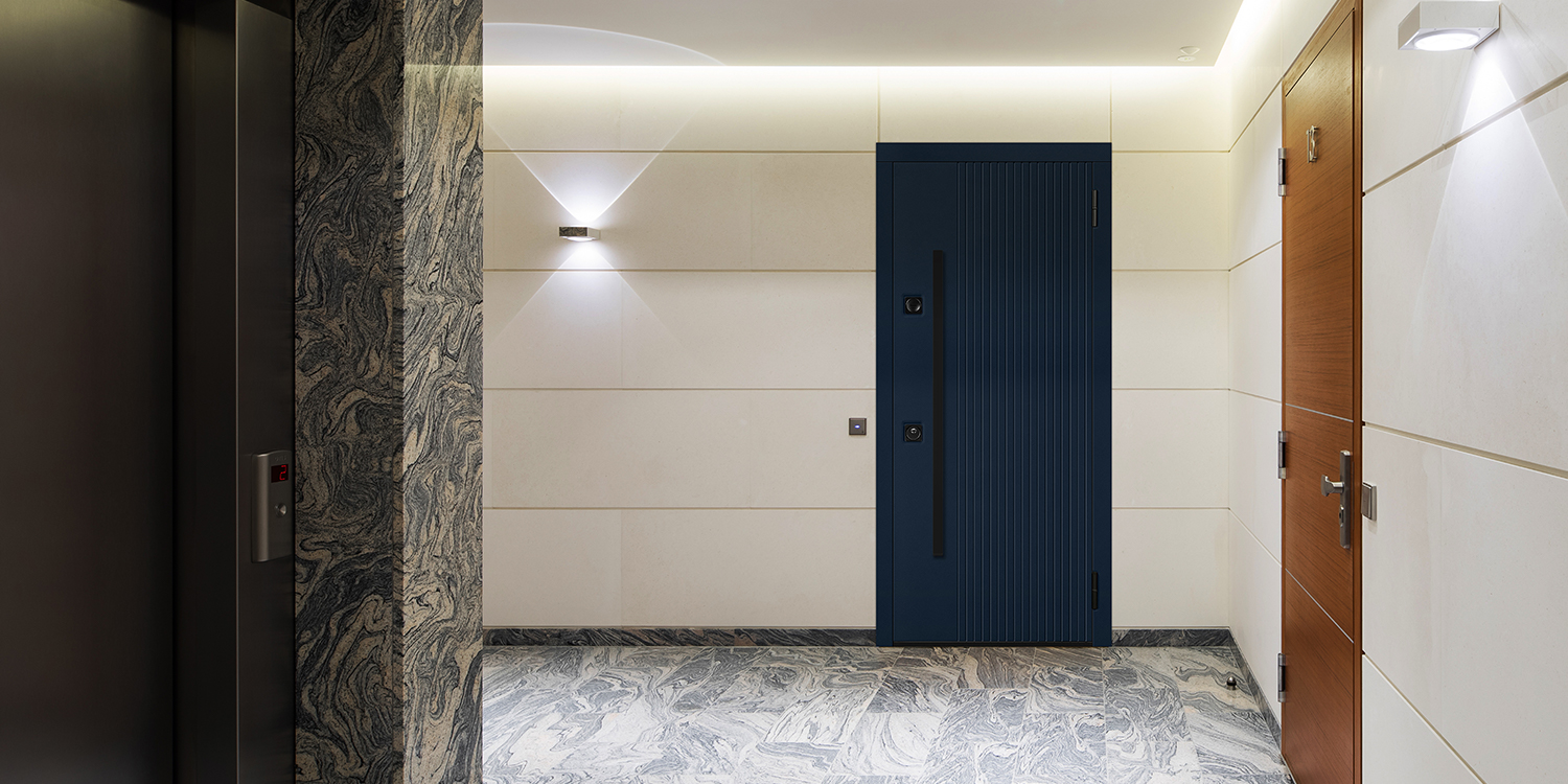 Темно-синяя входная дверь в квартиру