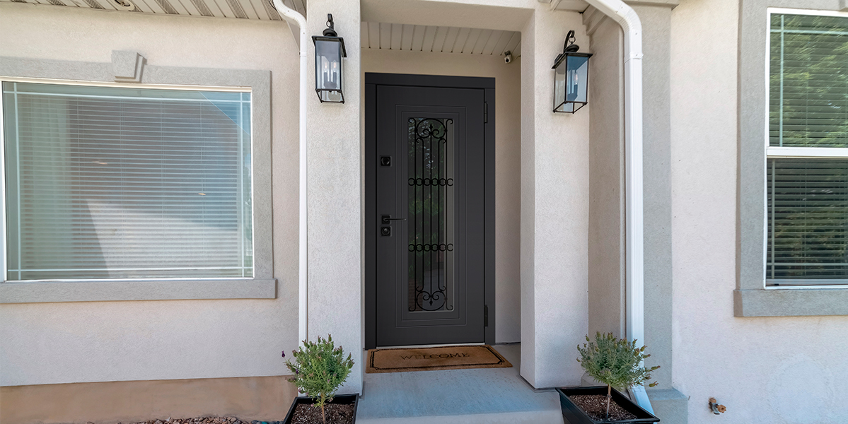 Серая входная дверь в дом