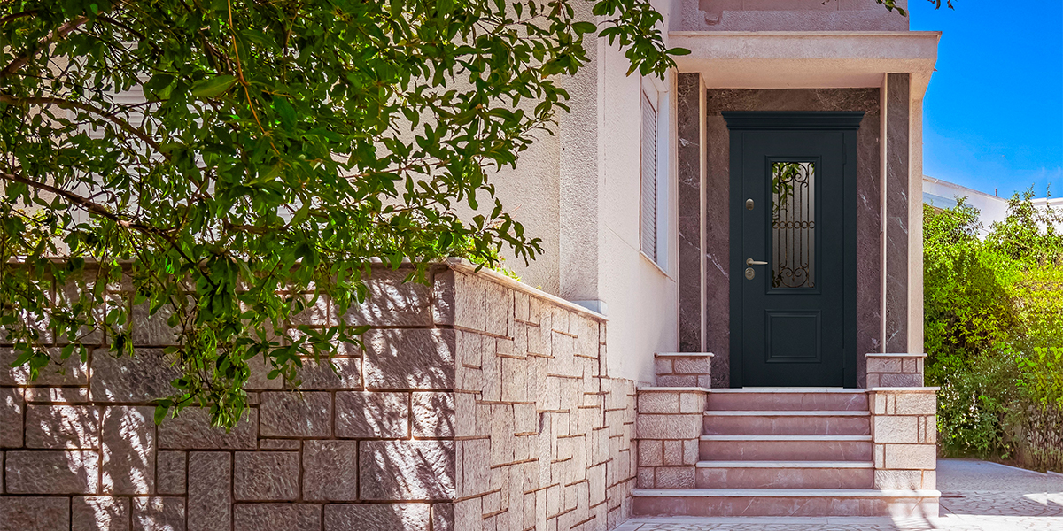 Темная входная дверь в дом