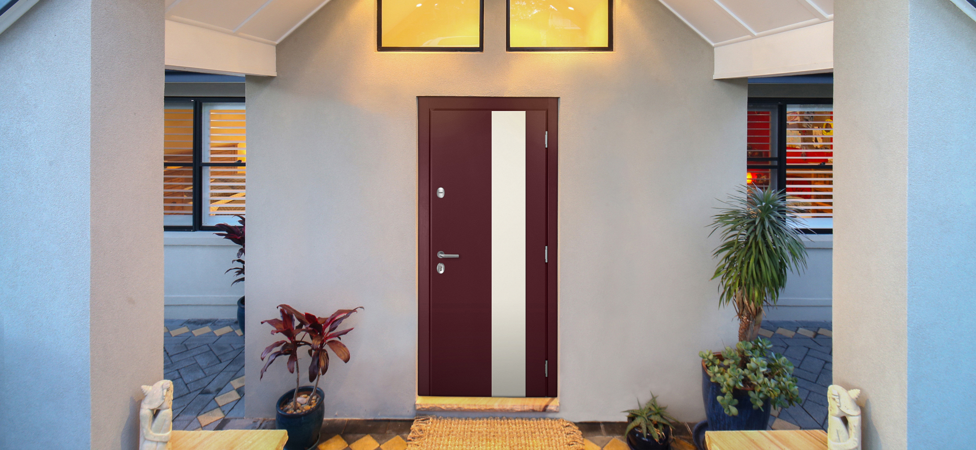 Входная дверь «Хаски PRO» с отделкой «Авенида» — муар «Гранат», полоса — муар «Слоновая кость»