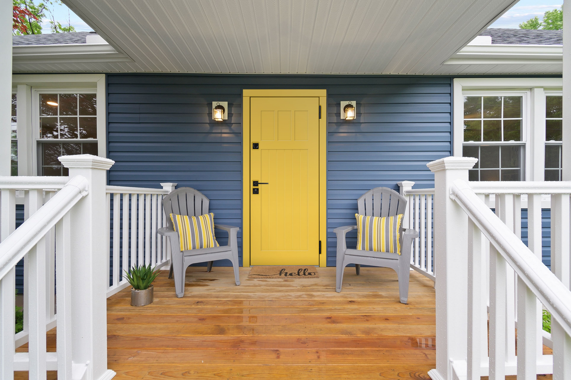 Желтая входная дверь в дом