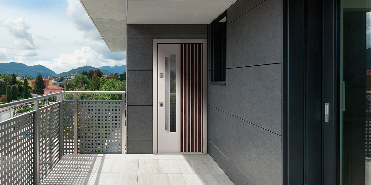 Светлая входная дверь с баффелями