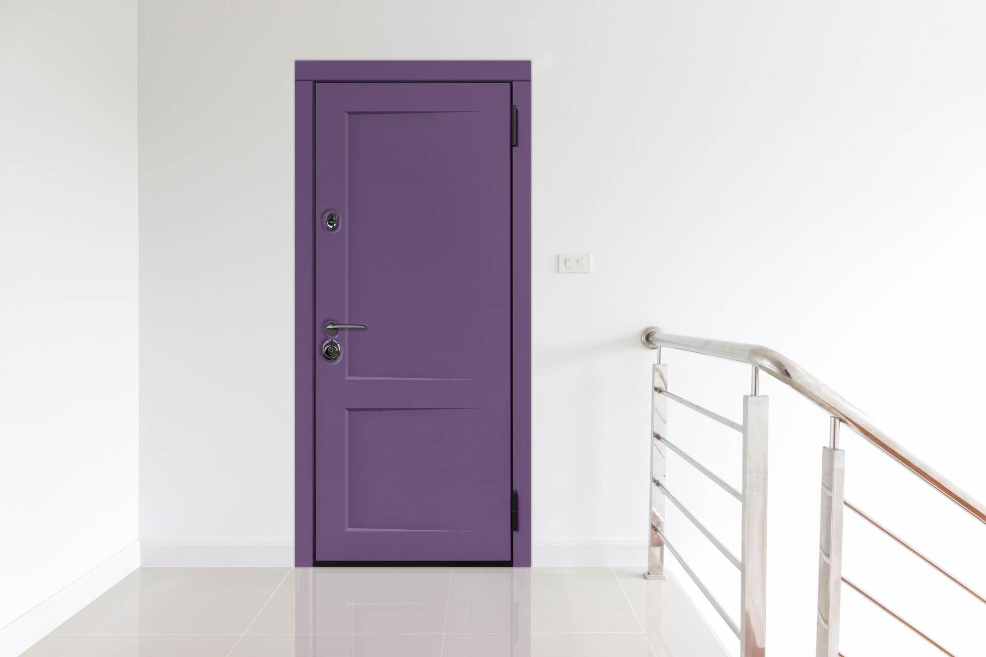 Яркая входная дверь в квартиру