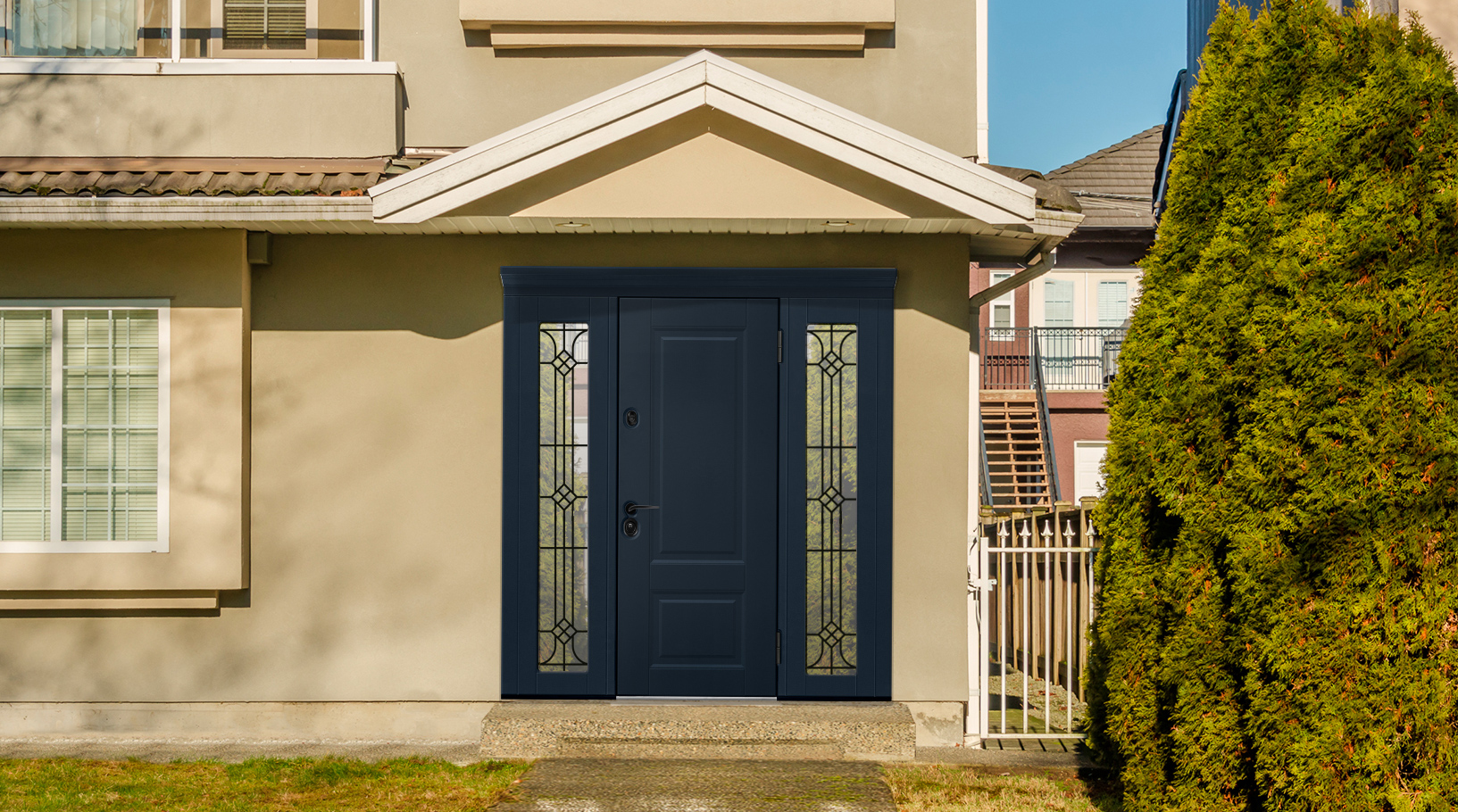 Темная входная дверь с застекленными доборами