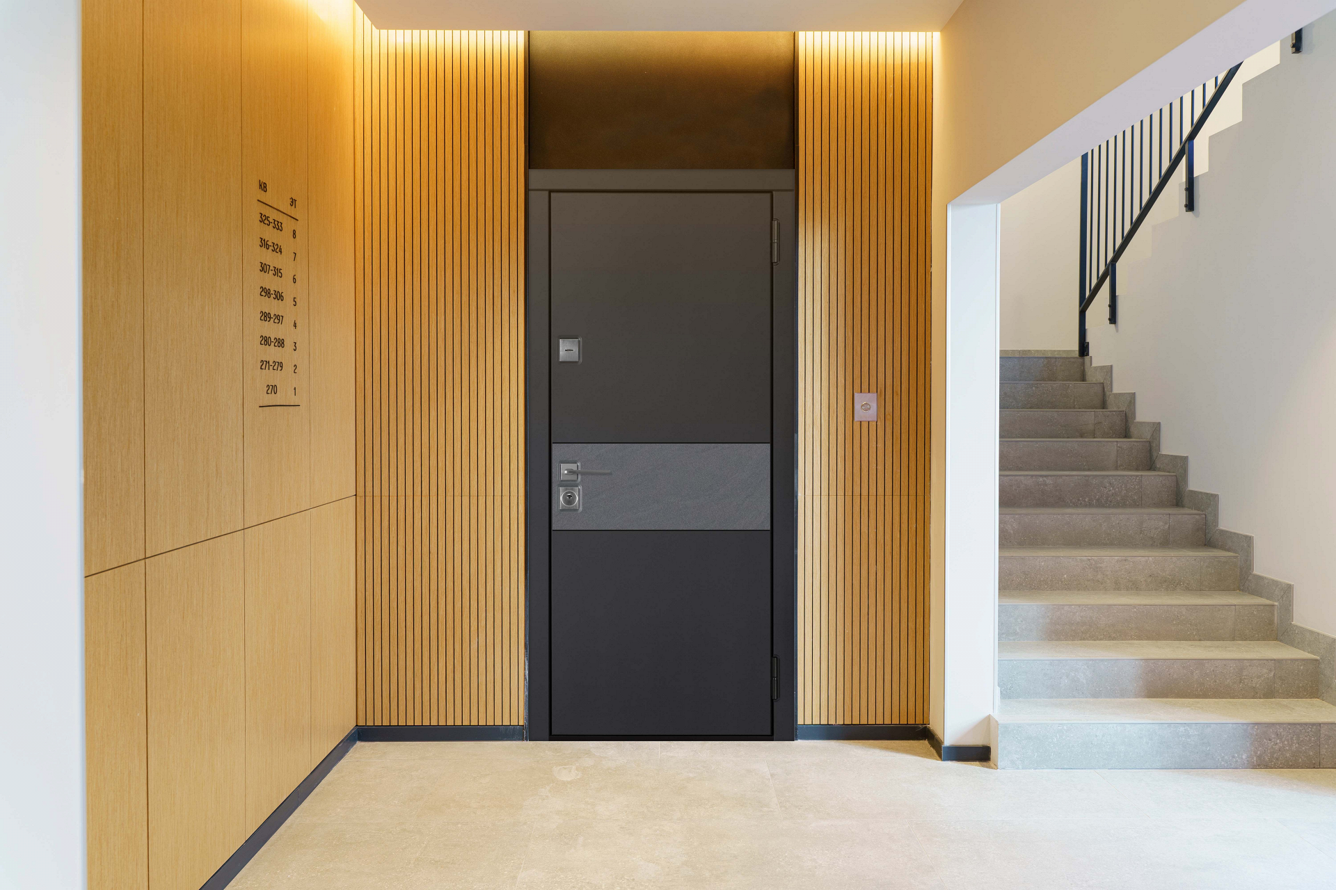 Серая входная дверь в квартиру