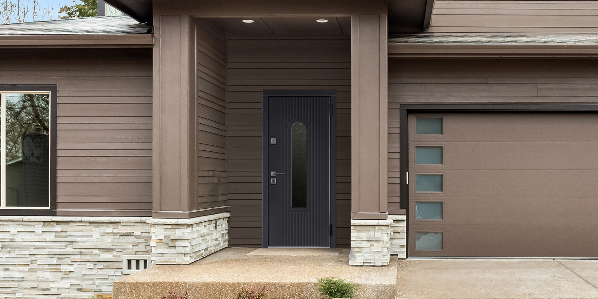 Серая входная дверь с окном