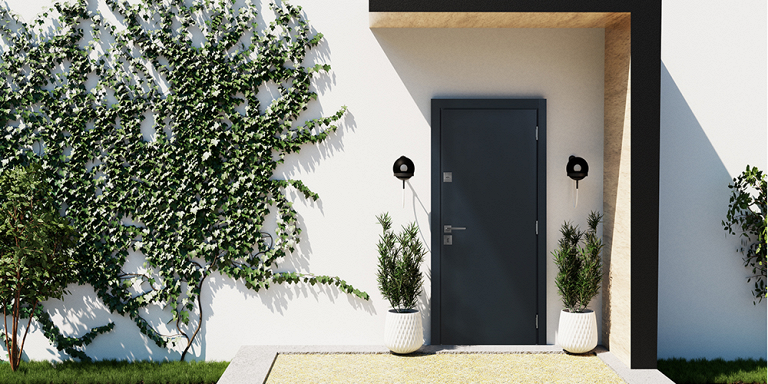 Темная входная дверь в дом