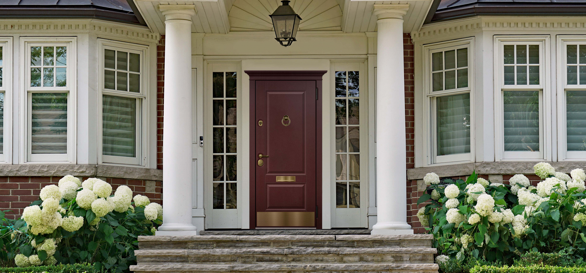 Входная дверь в дом цвета марсала