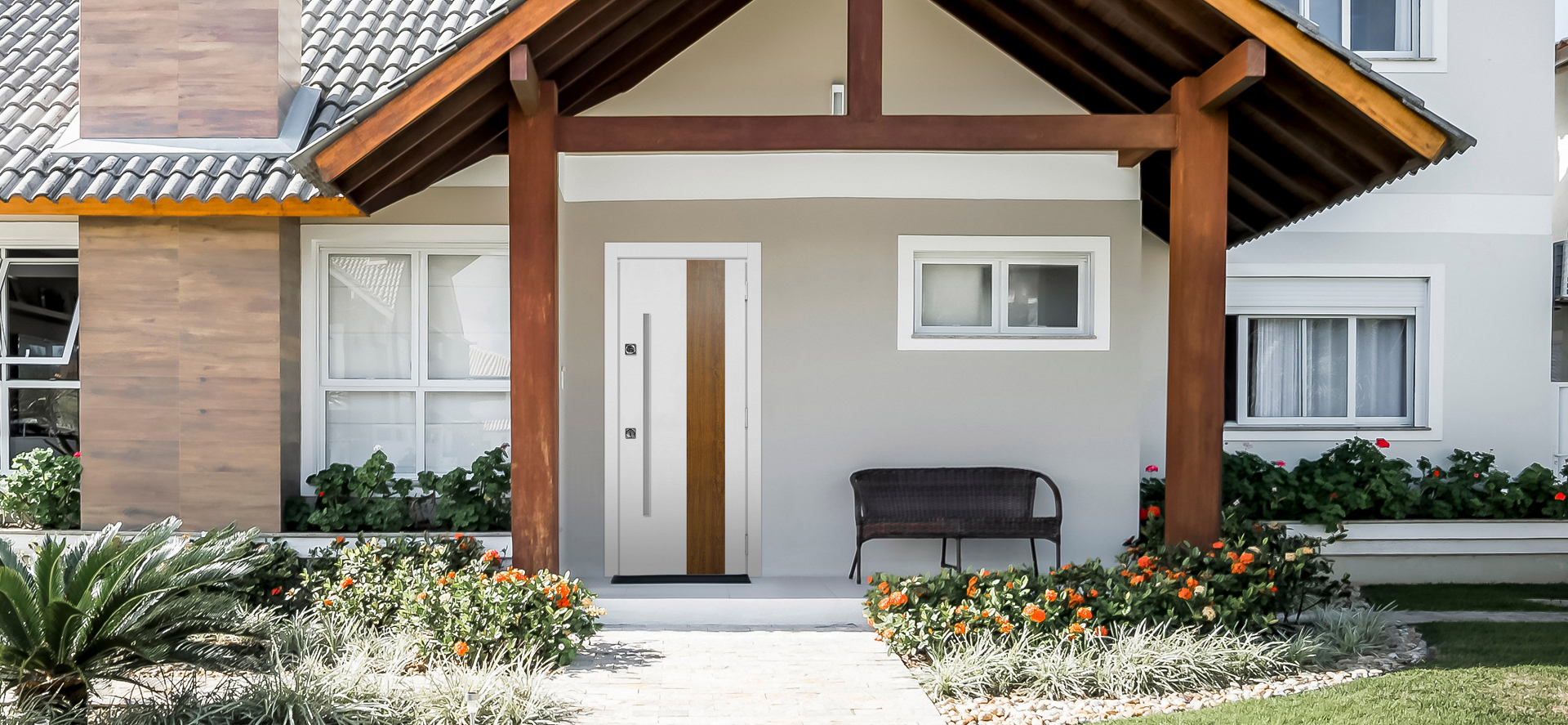 Входная дверь «Хаски А» с отделкой «Авенида» — муар «Белый», полоса — ламинированное покрытие «Дуб золотой»